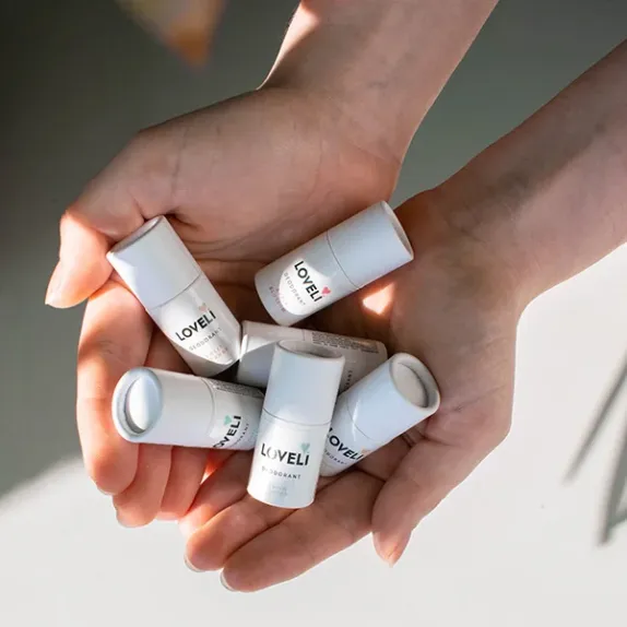 Loveli deoderant mini's - Loveli deodorant minis 6gr hand 600x600 20230404 1 - LOV0109