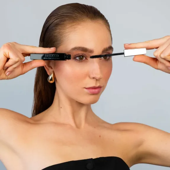 All-in one Mascara 01 Black - Media application person - ART0034